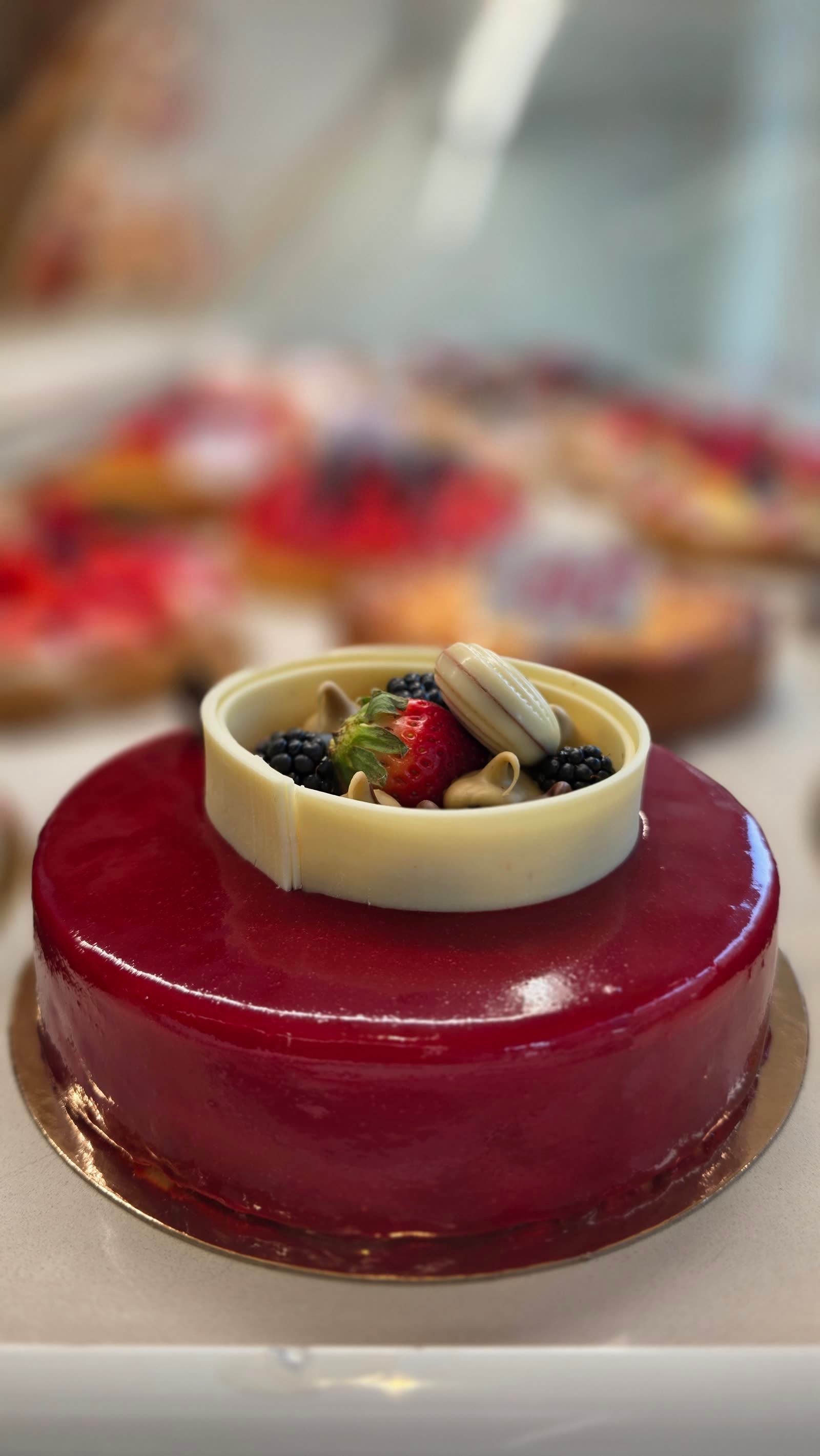 Pâtisserie glaçage miroir rouge avec fruits rouges, shooting photo produit pour la Boulangerie La Cassata par Digispire